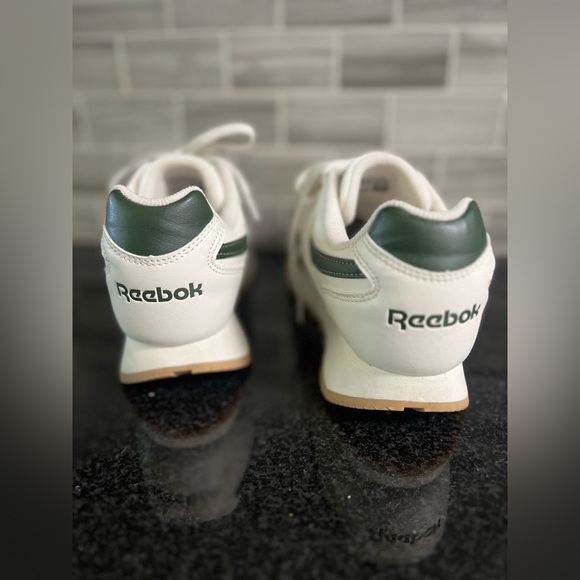 Woman’s Reebok - Picture 3 of 6